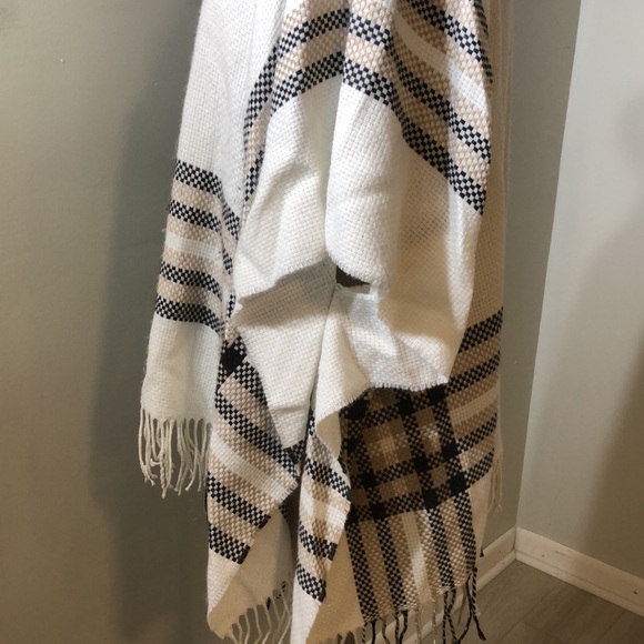 Johnston and Murphy women’s poncho - Picture 4 of 5